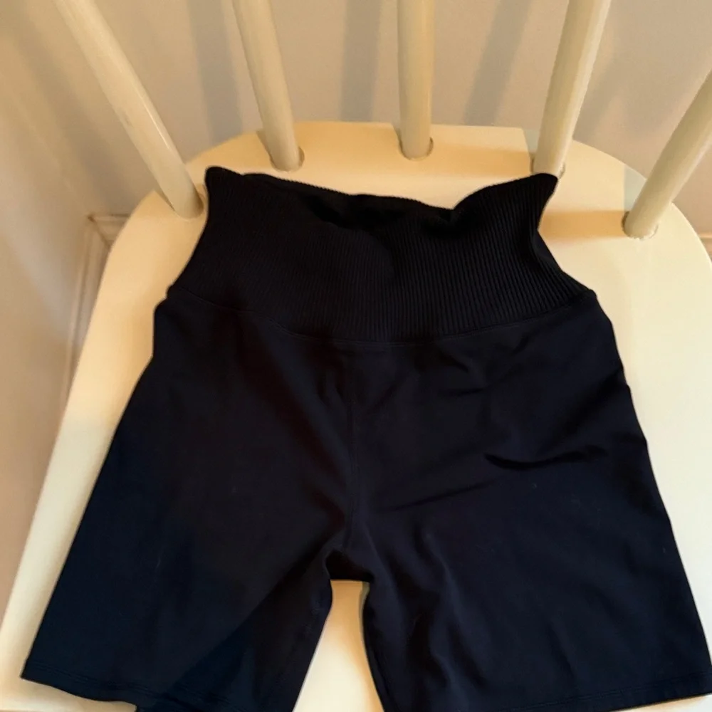 Vuori Women's Black Bike Shorts - Picture 3 of 3